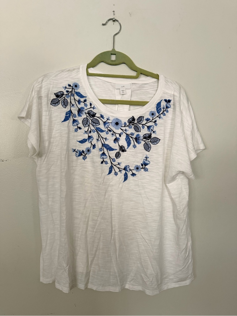 J.Jill Petite Large White Blue Floral Embroidered Slub Tee
